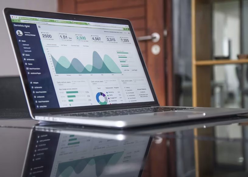 Dashboard financeiro com indicadores empresariais em notebook