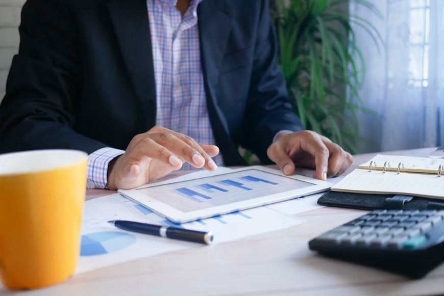 Gestor analisando indicadores financeiros em tablet